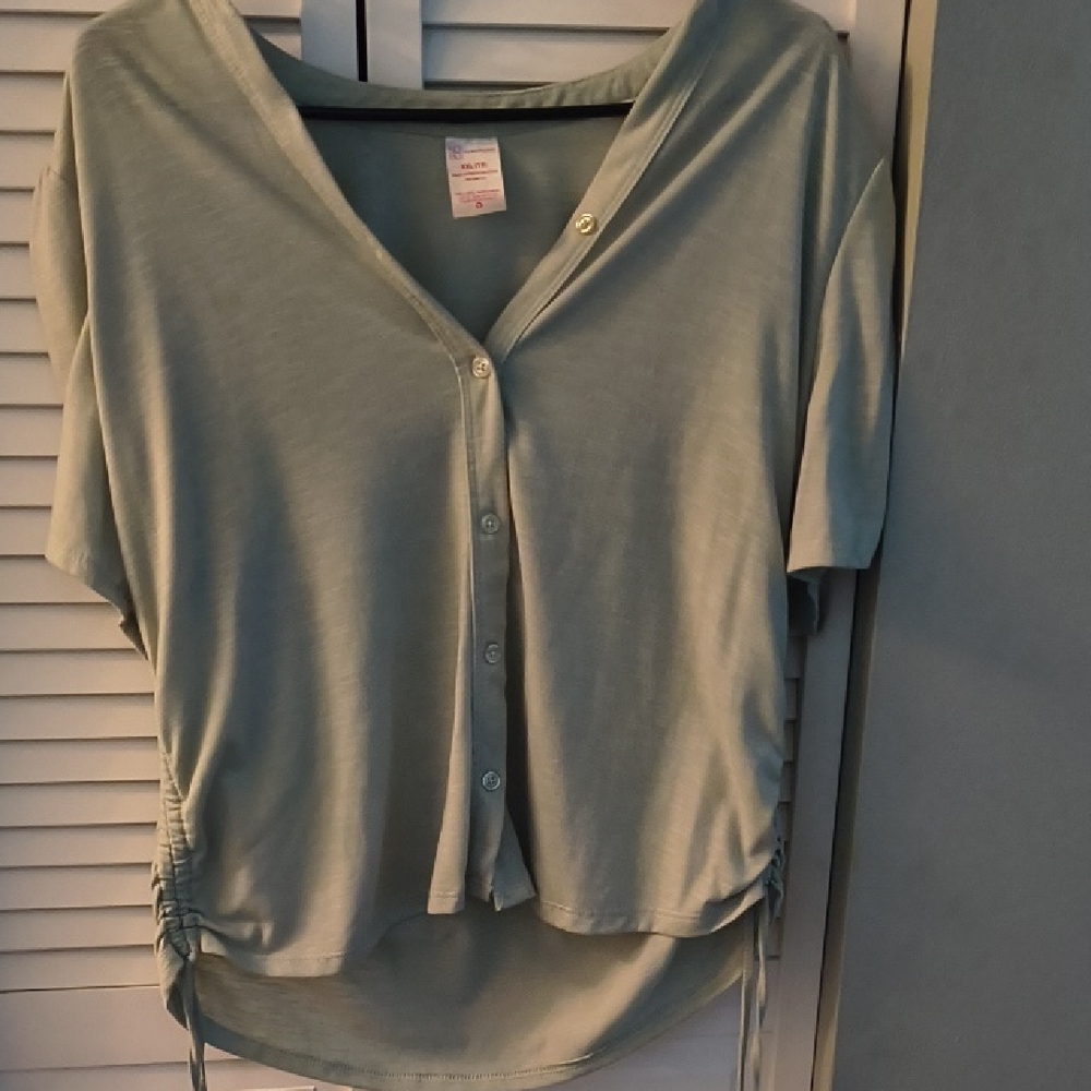 No Boundaries Women's Gray Button-Down Shirt